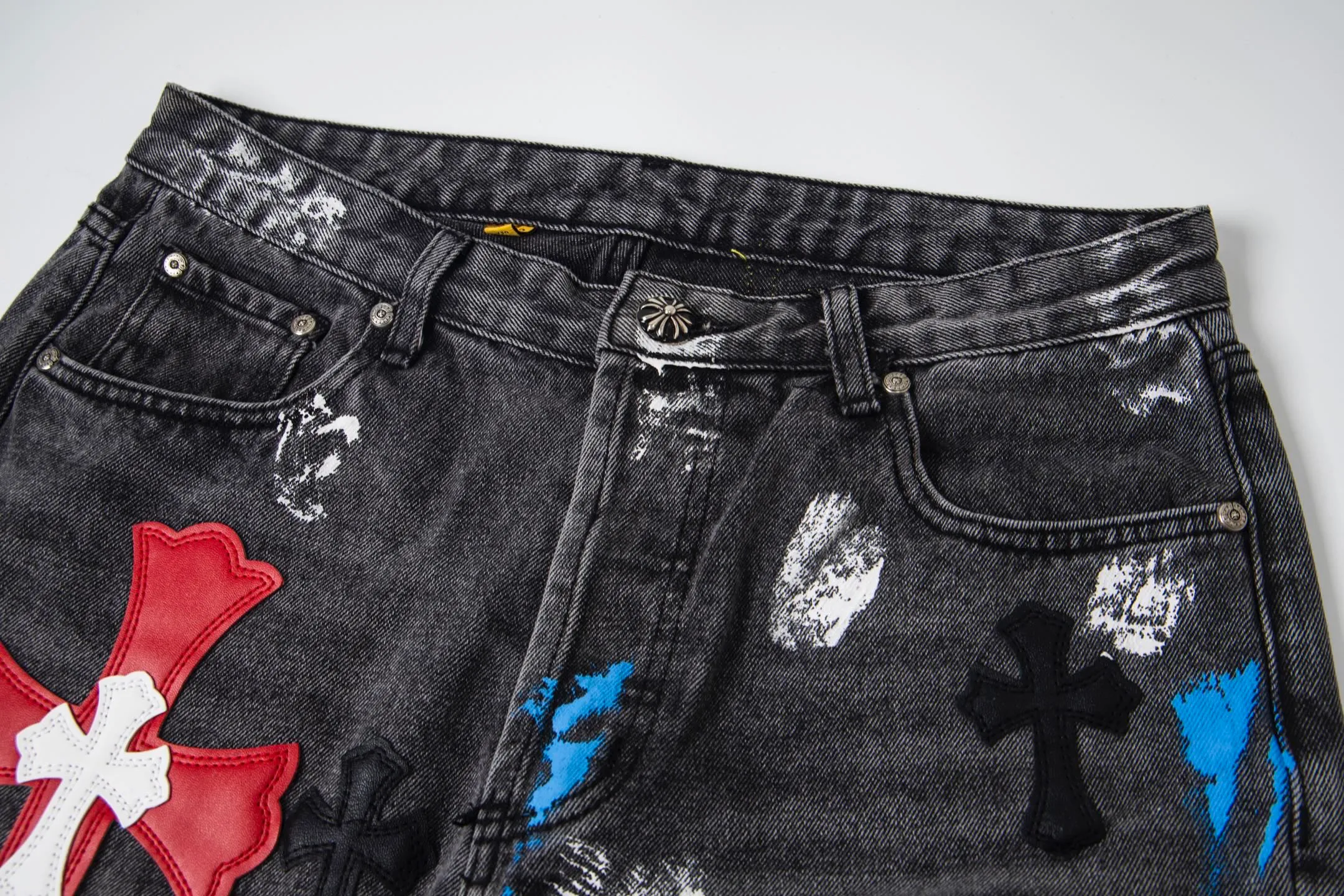 💰280 GALLERY DEPT & Chrome hearts Chrome Hearts co-branded big red logo with blue, yellow, black and white multi-color splicing washed jeans. Really restores the ultimate vintage texture. Three-dimensional version. Loose and comfortable, not picky about the figure. Makes taller and slimmer. Factory Seiko. Original quality control. Same style for men and women. Can be matched with couples. Versatile recommendation. Must-have jeans for all seasons. Fashionistas have been disappointed. From the quality selection of fabrics, the tailoring of details, and the matching of patterns, they are all impeccable! The upper body is so handsome when worn...it can be easily worn by men, women and children! The craftsmanship is made of heavy-duty washed pure cotton denim fabric. After washing, it is soft and thick. It is very stylish when worn on the body. Style number: 1757# Color: black Size: 28 30 32 34 36